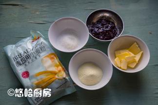 准备要用的材料，蓝莓果酱最好用浓稠一点的，如果果酱太稀，用小锅煮一下，调入少许的水淀粉勾芡即可。