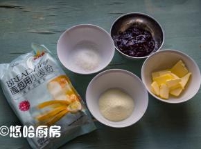 准备要用的材料，蓝莓果酱最好用浓稠一点的，如果果酱太稀，用小锅煮一下，调入少许的水淀粉勾芡即可。