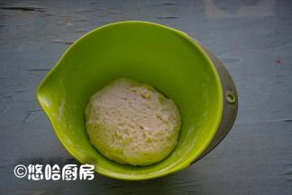 中种所有的材料混合成团，不用揉，放在温暖的地方发酵，发酵至2倍大即可。