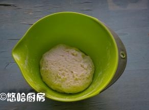 中种所有的材料混合成团，不用揉，放在温暖的地方发酵，发酵至2倍大即可。