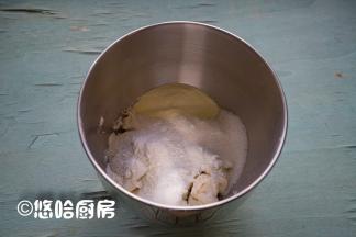 发酵后的中种撕成小块，放入搅拌缸中，再放入主面团中除黄油之外的所有材料。