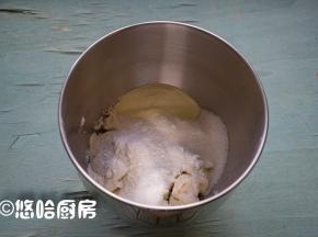 发酵后的中种撕成小块，放入搅拌缸中，再放入主面团中除黄油之外的所有材料。