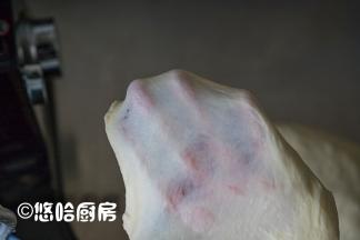 搅打至面团能拉出较薄的膜即可。