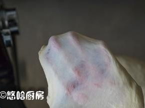 搅打至面团能拉出较薄的膜即可。