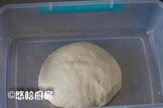 面团表面收光滑，放入保鲜盒中，盖好盖子放在温暖的地方去发酵。