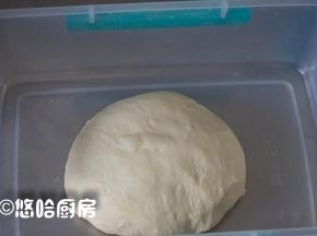 面团表面收光滑，放入保鲜盒中，盖好盖子放在温暖的地方去发酵。