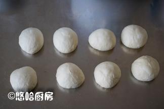 发酵后的面团，排气分割成均等的8份，滚圆，盖保鲜膜醒发20分钟。