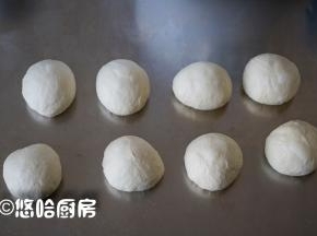 发酵后的面团，排气分割成均等的8份，滚圆，盖保鲜膜醒发20分钟。
