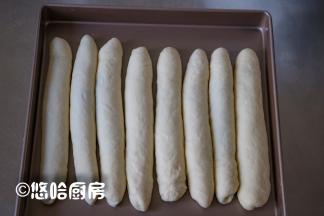 面团卷起，捏紧收口，在案板上搓长一点，依次做好全部面团，面团摆放在烤盘中，我用的烤盘是28*28方盘。