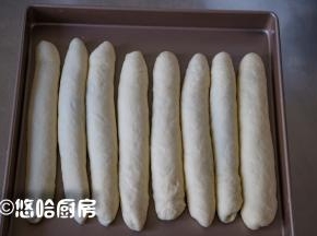 面团卷起，捏紧收口，在案板上搓长一点，依次做好全部面团，面团摆放在烤盘中，我用的烤盘是28*28方盘。