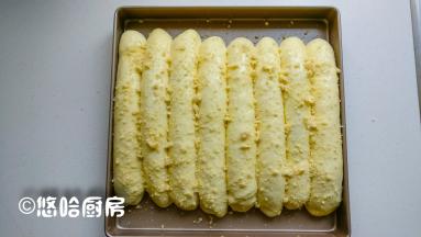 秋冬季温度较低，可以将烤盘放入烤箱中（不开火），烤盘下面放一碗热水，这样可以帮助面团进行二次发酵。二次发酵大约需要1个多小时，在发酵到位的面团表面均匀的涂抹一层全蛋液，撒上少许的香酥粒，没有香酥粒可以不放。