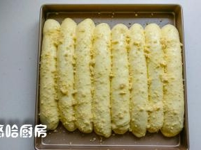 秋冬季温度较低，可以将烤盘放入烤箱中（不开火），烤盘下面放一碗热水，这样可以帮助面团进行二次发酵。二次发酵大约需要1个多小时，在发酵到位的面团表面均匀的涂抹一层全蛋液，撒上少许的香酥粒，没有香酥粒可以不放。