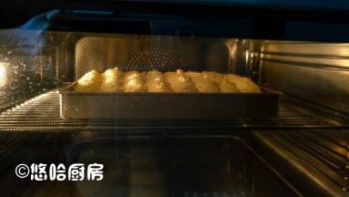 烤箱以上下管加热模式预热，温度为180度，烤盘放入预热到位的烤箱中层，烘烤20分钟左右。