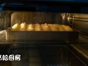 烤箱以上下管加热模式预热，温度为180度，烤盘放入预热到位的烤箱中层，烘烤20分钟左右。