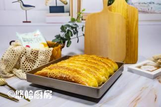 到时取出烤盘，放烤架放凉。