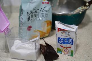 备好所用食材，如图金龙鱼面包用小麦粉，白糖，牛奶，淡奶油。