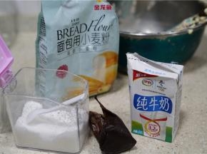 备好所用食材，如图金龙鱼面包用小麦粉，白糖，牛奶，淡奶油。
