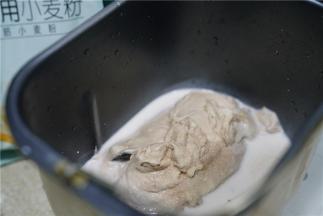 将淡奶油，巧克力酱，纯牛奶，白糖，细盐一并加至面包桶里。注意淡奶油是加过糖，巧克力酱是加了黄油的。