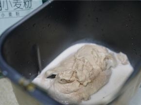 将淡奶油，巧克力酱，纯牛奶，白糖，细盐一并加至面包桶里。注意淡奶油是加过糖，巧克力酱是加了黄油的。