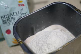 然后再加入金龙鱼面包用小麦粉及酵母。