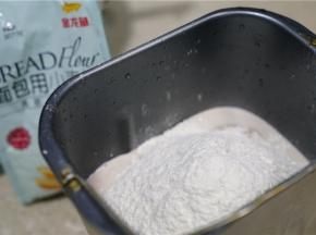 然后再加入金龙鱼面包用小麦粉及酵母。