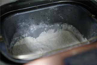 入面包机之后选择甜面包模式进行制作。