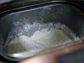 入面包机之后选择甜面包模式进行制作。