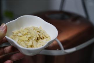 滴一声之后加入杏仁片，后序的事儿就全都交给面包机了。