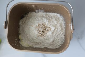 1.	准备好所有的材料，面包体用料除黄油和盐外，把所有材料放在面包机桶里，新鲜酵母放在最上面