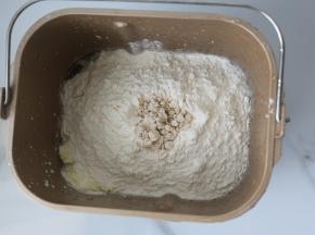 1.	准备好所有的材料，面包体用料除黄油和盐外，把所有材料放在面包机桶里，新鲜酵母放在最上面