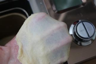 把面包桶装到面包机里，开启和面功能，先将面团搅拌支扩展性，能拉出厚膜来即可