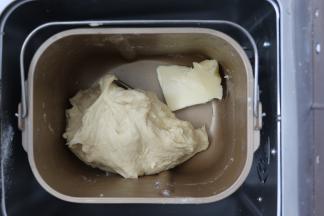 再加入提前软化好的黄油和盐