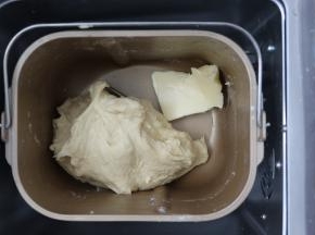 再加入提前软化好的黄油和盐