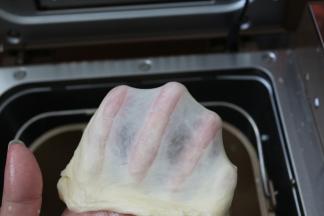 再开启面包机和面功能，再将面团揉到完全扩展性，能拉出薄膜来即可