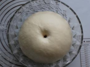 待面团发大到两倍大时，用手指检查戳洞，如果洞口没明显回缩即可发酵好，第一次发酵要看状态不看时间，所以这次要很注意别发过了