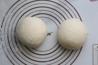 然后再揉成圆形，盖上保鲜膜，进行中间的松弛，大概松弛20分钟