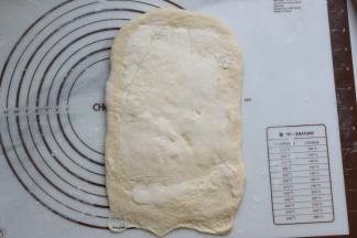 然后在面团的最底部先压薄点，再涂上沙拉酱