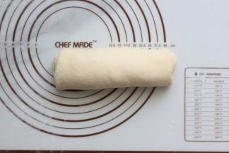 然后由上往下的卷起来，卷成长条形，再把收口捏紧即可