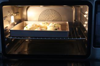 然后放在烤箱里发酵，发酵功能开启，温度调为35度，时间调为30分钟，发到1.5倍大即可（如果没有发酵箱，那么就放入烤箱，放一碗温水，调到发酵功能，进行第二次发酵，发酵的时间要看状态。）