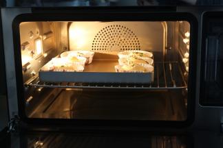 烤箱提前预热好，180度10分钟，再放面包放入烤箱的中上层，180度15-18分钟，中途面包上色后要盖上锡纸，避免上色过重