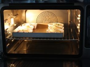 烤箱提前预热好，180度10分钟，再放面包放入烤箱的中上层，180度15-18分钟，中途面包上色后要盖上锡纸，避免上色过重