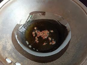 2.锅里热油，放入花椒爆香
