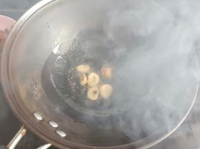 3.放入大蒜爆香
