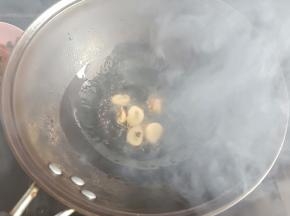 3.放入大蒜爆香
