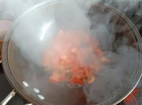 4.放入西红柿进行翻炒
