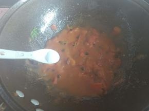 5.炒至浓稠时加入适量盐
