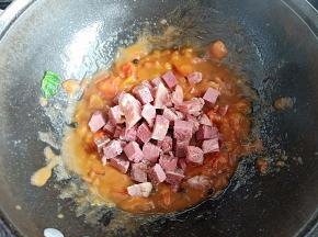 7.将香菇，牛肉粒倒入翻炒一会
