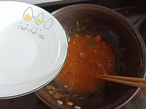 8.加入适量清水煮一会，水量根据要下的面条量调整
