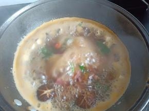 9.水开后大概煮5-6分钟后加入青菜 
