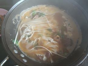 10.下面条 ，煮熟，出锅后装碗，撒上香菜和葱丝